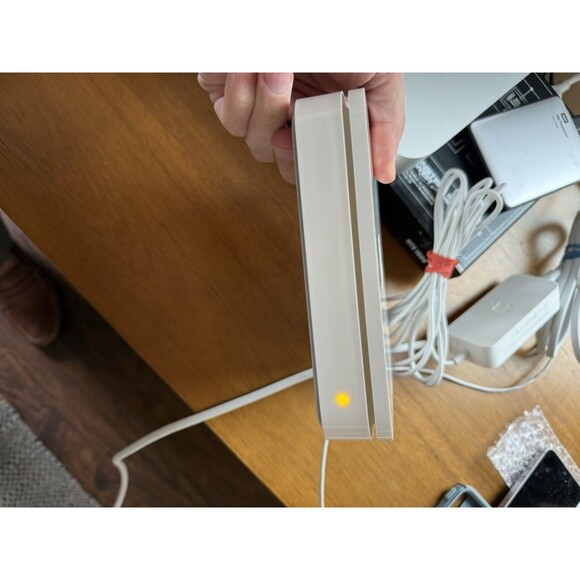 Apple Router (MD031LLA) Airport Extreme With Box - Picture 6 of 7